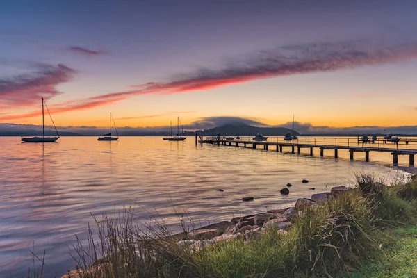 オーストラリア ニューサウスウェールズ州 中央海岸のクーロンのクーチェ公園からの日の出を捉える — ストック写真