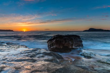 Central Coast, NSW, Avustralya 'daki Pearl Beach' ten güneşin doğuşunu yakalıyoruz..
