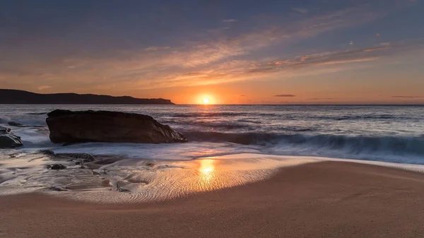 stock image Sunrise at Pearl Beach on the Central Coast, NSW, Australia.