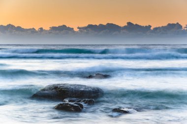 Plajda gün doğumu açık gökyüzüyle. MacMasters Sahili Merkez Sahili, NSW, Avustralya.