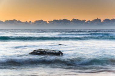 Deniz kenarında alçak bulut kütleli gün doğumu. Central Coast, NSW, Avustralya 'daki MacMasters Sahili' nde çekilmiş..