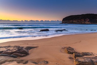 Deniz kenarında gün doğumu Orta Sahildeki MacMasters Sahili 'nden, NSW, Avustralya.