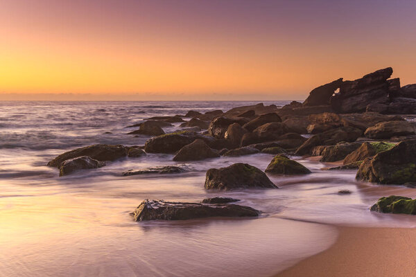 Захват восхода солнца с пляжа Киллкэр на Центральном побережье, Новый Южный Уэльс, Австралия.