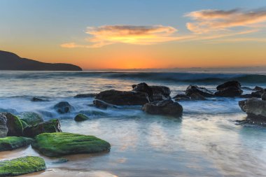 Central Coast, NSW, Avustralya 'daki Killcare Sahili' nden Rocky gün doğumu deniz manzarası..