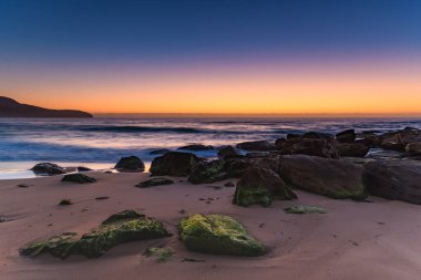 Central Coast, NSW, Avustralya 'daki Killcare Sahili' nden güneşin doğuşunu yakalıyoruz..