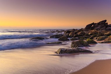 Central Coast, NSW, Avustralya 'daki Killcare Sahili' nden güneşin doğuşunu yakalıyoruz..
