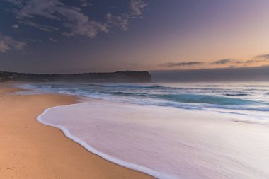 Central Coast, NSW, Avustralya 'daki MacMasters Sahili' nden güneşin doğuşunu yakalıyoruz..