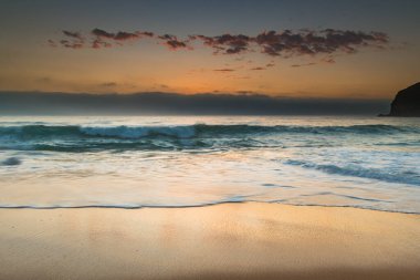 Central Coast, NSW, Avustralya 'daki MacMasters Sahili' nden güneşin doğuşunu yakalıyoruz..