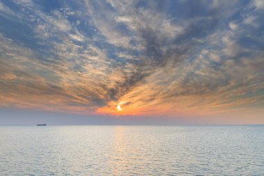 Yüksek girdap bulutlu gün batımı deniz manzarası. Coogee Jetty, Coogee Beach, Perth, Batı Avustralya 'da çekildi..