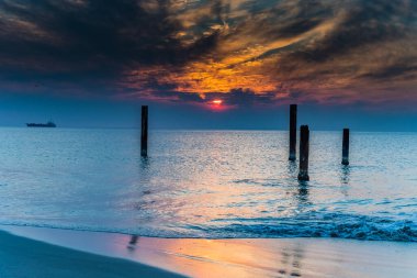 Coogee Jetty, Coogee Beach, Perth, Batı Avustralya 'dan Sunset Seacape ve girdap bulutları.