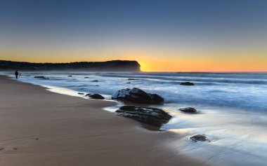 Central Coast, NSW, Avustralya 'daki MacMasters Sahili' nden güneşin doğuşunu yakalıyoruz..