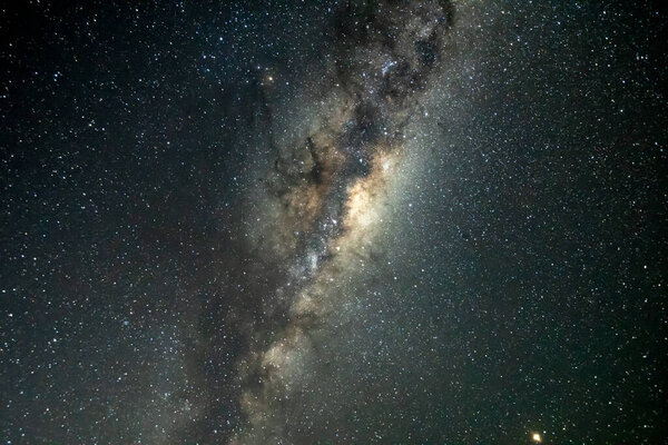 Млечный Путь Ночное Небо со звездой заполненное Небом с Марсом в правом нижнем углу
