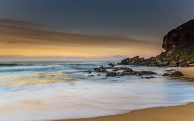 Central Coast, NSW, Avustralya 'daki Killcare Sahili' nden güneşin doğuşunu yakalıyoruz..