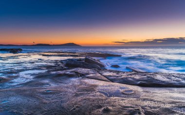 Central Coast, NSW, Avustralya 'daki Terrigal' da The Skillion 'dan güneşin doğuşunu yakalıyorum..