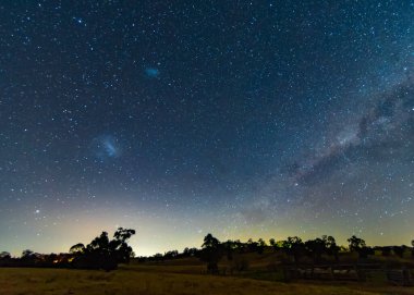 Yıldızlı Samanyolu Gece Saati Kırsal Arazisi 