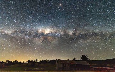 Samanyolu bir çiftlik kulübesinin üzerinde. Kırsal bir arazide çekilmiş, NSW, Avustralya