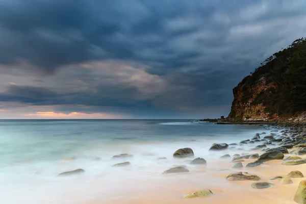 澳大利亚新南威尔士州中部海岸的麦克马斯特海滩 多愁善感的清晨岩石海滨 — 图库照片
