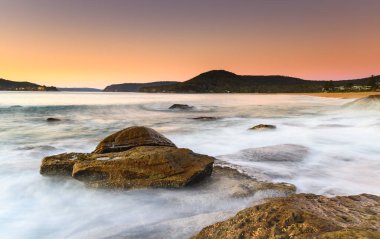 Kuzey İnci Sahili 'nden gün doğumunu görüntülemek, NSW, Avustralya.