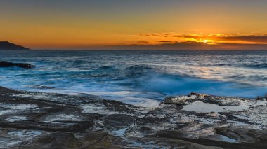 Central Coast, NSW, Avustralya 'daki Terrigal' da The Skillion 'dan güneşin doğuşunu yakalıyorum..