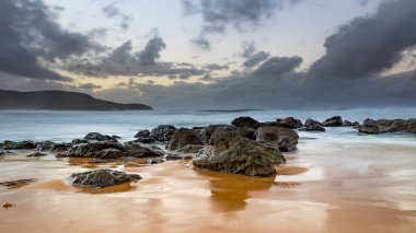 Central Coast, NSW, Avustralya 'daki Killcare Sahili' nden güneşin doğuşunu yakalıyoruz..
