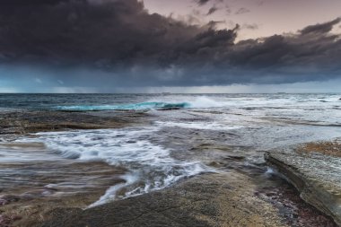 Central Coast, NSW, Avustralya 'daki Terrigal' da The Skillion 'dan güneşin doğuşunu yakalıyorum..