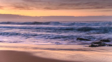 Central Coast, NSW, Avustralya 'daki Killcare Sahili' nden güneşin doğuşunu yakalıyoruz..