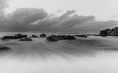 Central Coast, NSW, Avustralya 'daki Killcare Sahili' nden güneşin doğuşunu yakalıyoruz..