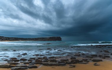 Central Coast, NSW, Avustralya 'daki MacMasters Sahili' nden güneşin doğuşunu yakalıyoruz..