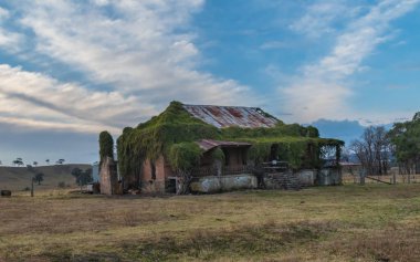 Gresford, NSW, Avustralya yakınlarındaki orijinal Clevedon Homestead kalıntıları. 25 Ağustos 2018 'de çekildi.