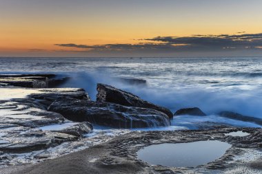 Central Coast, NSW, Avustralya 'daki Terrigal' da The Skillion 'dan güneşin doğuşunu yakalıyorum..