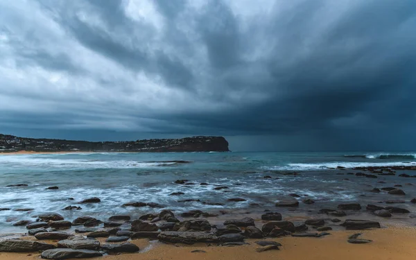 オーストラリア ニューサウスウェールズ州中央海岸のMacmasters Beachからの日の出を捉える — ストック写真