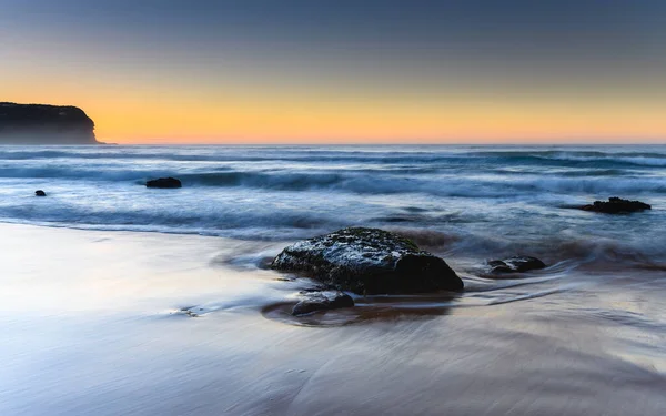 オーストラリア ニューサウスウェールズ州中央海岸のMacmasters Beachからの日の出を捉える — ストック写真