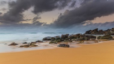 Central Coast, NSW, Avustralya 'daki Killcare Sahili' nden güneşin doğuşunu yakalıyoruz..