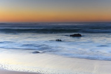 Central Coast, NSW, Avustralya 'daki MacMasters Sahili' nden güneşin doğuşunu yakalıyoruz..