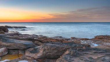 Central Coast, NSW, Avustralya 'daki Bouddi Ulusal Parkı' nda Putty Beach 'ten güneşin doğuşunu yakalıyoruz..