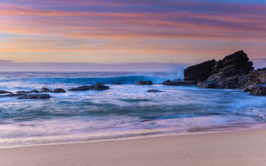 Central Coast, NSW, Avustralya 'daki Killcare Sahili' nden güneşin doğuşunu yakalıyoruz..