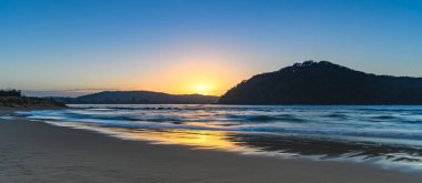 Gündoğumunu Ettalong Beach Point 'ten ve Umina Sahili' ndeki Central Coast, NSW, Avustralya.