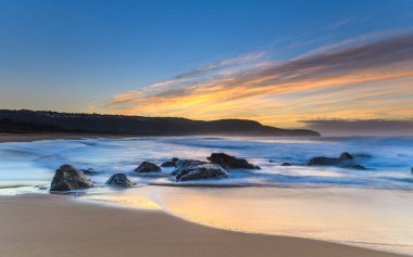 Central Coast, NSW, Avustralya 'daki Killcare Sahili' nden güneşin doğuşunu yakalıyoruz..