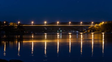 Gece körfezin üzerindeki bir köprünün altın yansımaları. St Huberts Adası 'ndaki Gündönümü Noktası, Merkez Sahili, NSW, Avustralya