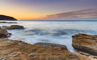 Central Coast, NSW, Avustralya 'daki Bouddi Ulusal Parkı' nda Putty Beach 'ten güneşin doğuşunu yakalıyoruz..