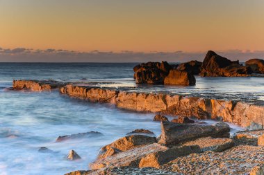 Central Coast, NSW, Avustralya 'daki Forresters Sahili' nden güneşin doğuşunu yakalıyoruz..