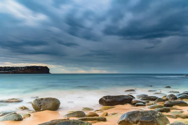 オーストラリア ニューサウスウェールズ州中央海岸のMacmasters Beachからの日の出を捉える — ストック写真