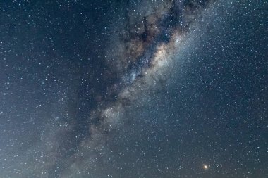 Samanyolu gece gökyüzü, sağ altta Mars var.