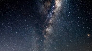 Samanyolu gece gökyüzü, sağda Mars var.