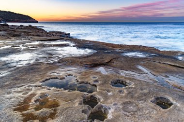 Central Coast, NSW, Avustralya 'daki Bouddi Ulusal Parkı' nda Putty Beach 'ten güneşin doğuşunu yakalıyoruz..
