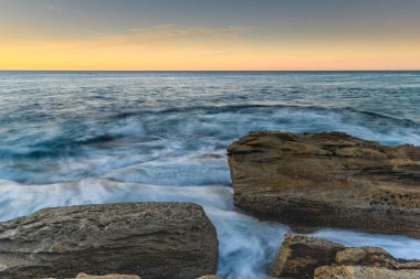 Central Coast, NSW, Avustralya 'daki Bouddi Ulusal Parkı' nda Putty Beach 'ten güneşin doğuşunu yakalıyoruz..