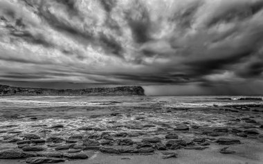 Central Coast, NSW, Avustralya 'daki MacMasters Sahili' nden güneşin doğuşunu yakalıyoruz..
