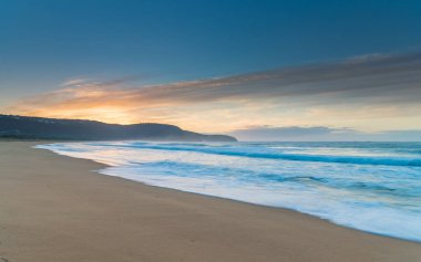 Central Coast, NSW, Avustralya 'daki Killcare Sahili' nden güneşin doğuşunu yakalıyoruz..