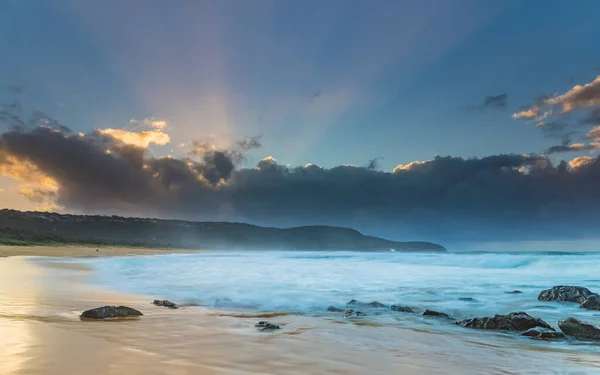从澳大利亚新南威尔士州中部海岸的Killcare海滩拍摄日出 — 图库照片