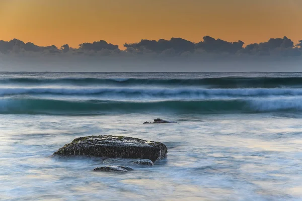 太阳升起时波浪滚滚而过 在澳大利亚新南威尔士州中部海岸的Macmasters海滩拍摄 — 图库照片